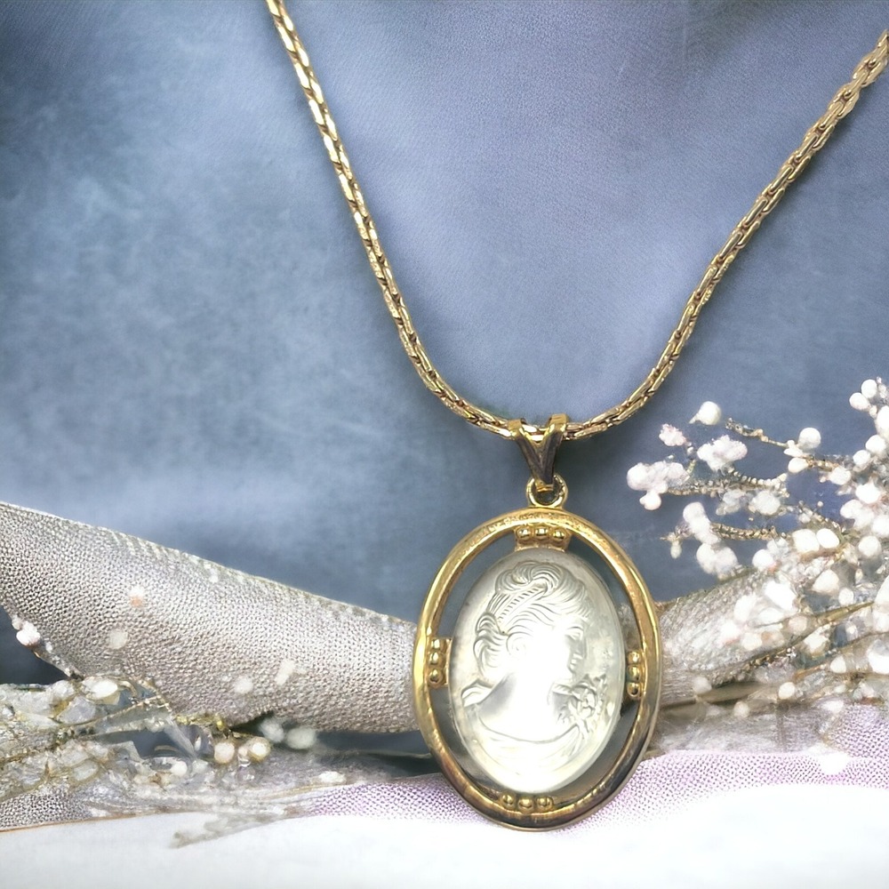 Sarah Coventry Etched Glass Cameo Gold Tone Pendant Necklace Vintage SC